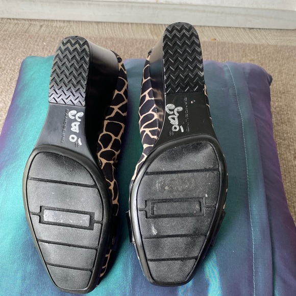 Bandolino wedges, gently used three times. 9.5 giraffe print fabric. 🦒👠✨ - Picture 4 of 5